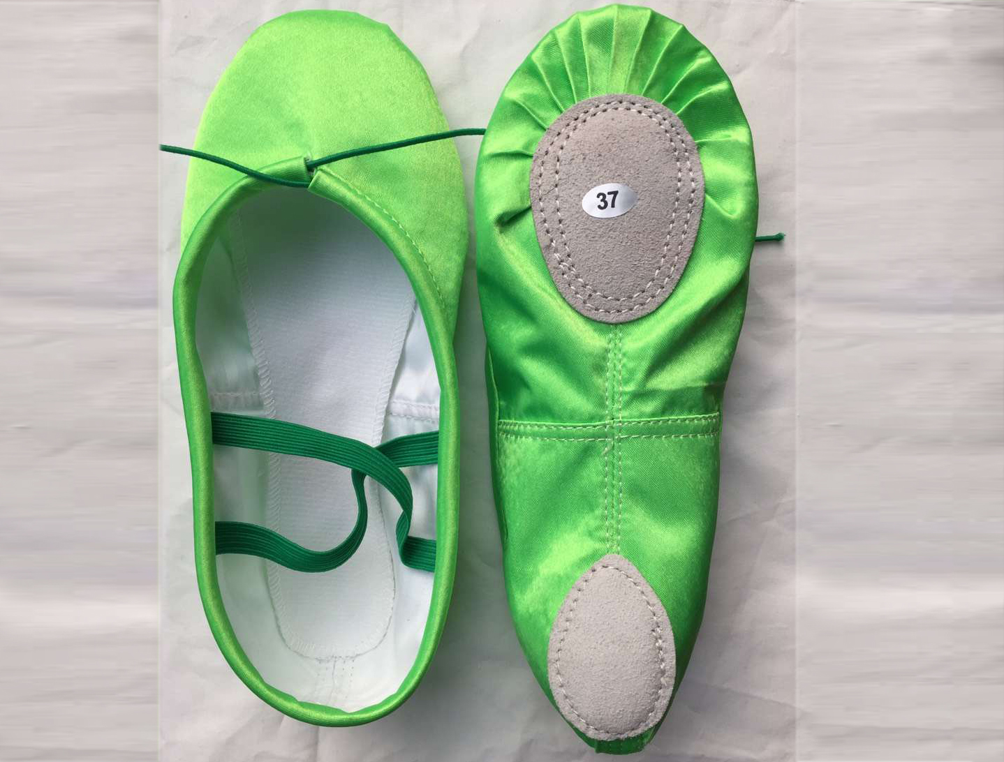 绿色缎面舞鞋
